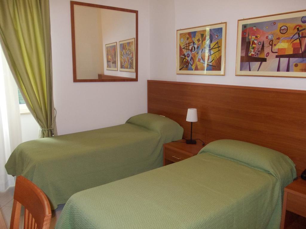 Hotel Solaria Rodi Garganico Ruang foto
