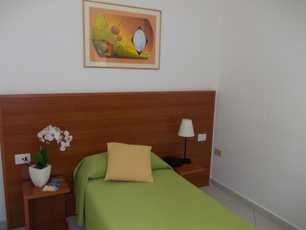 Hotel Solaria Rodi Garganico Bagian luar foto