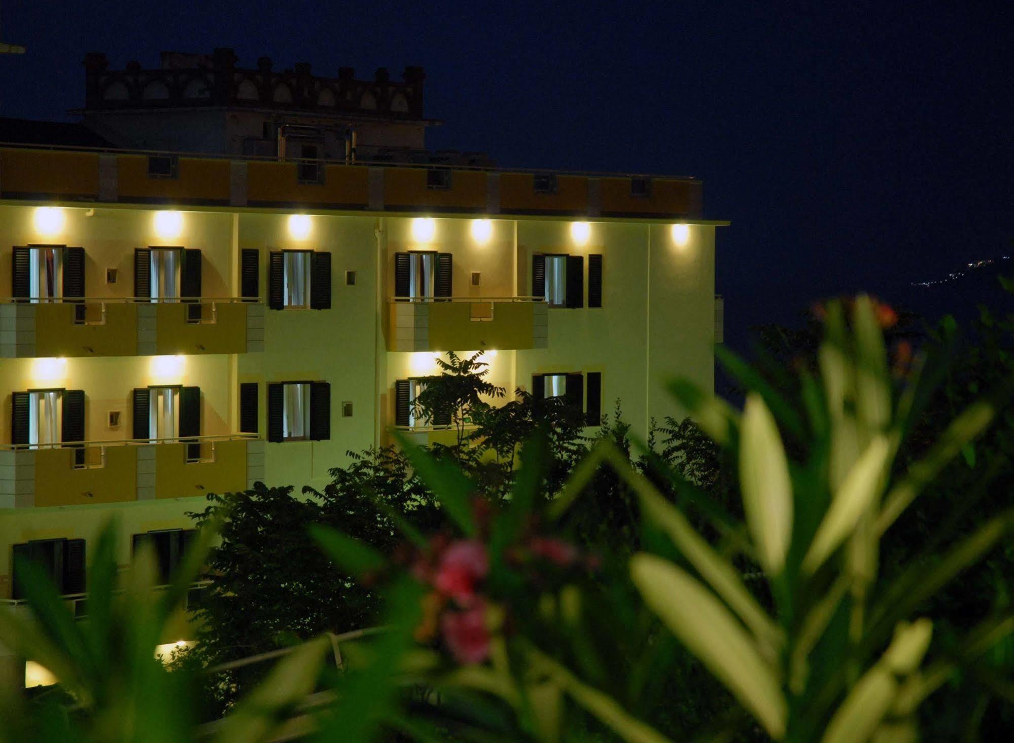 Hotel Solaria Rodi Garganico Bagian luar foto