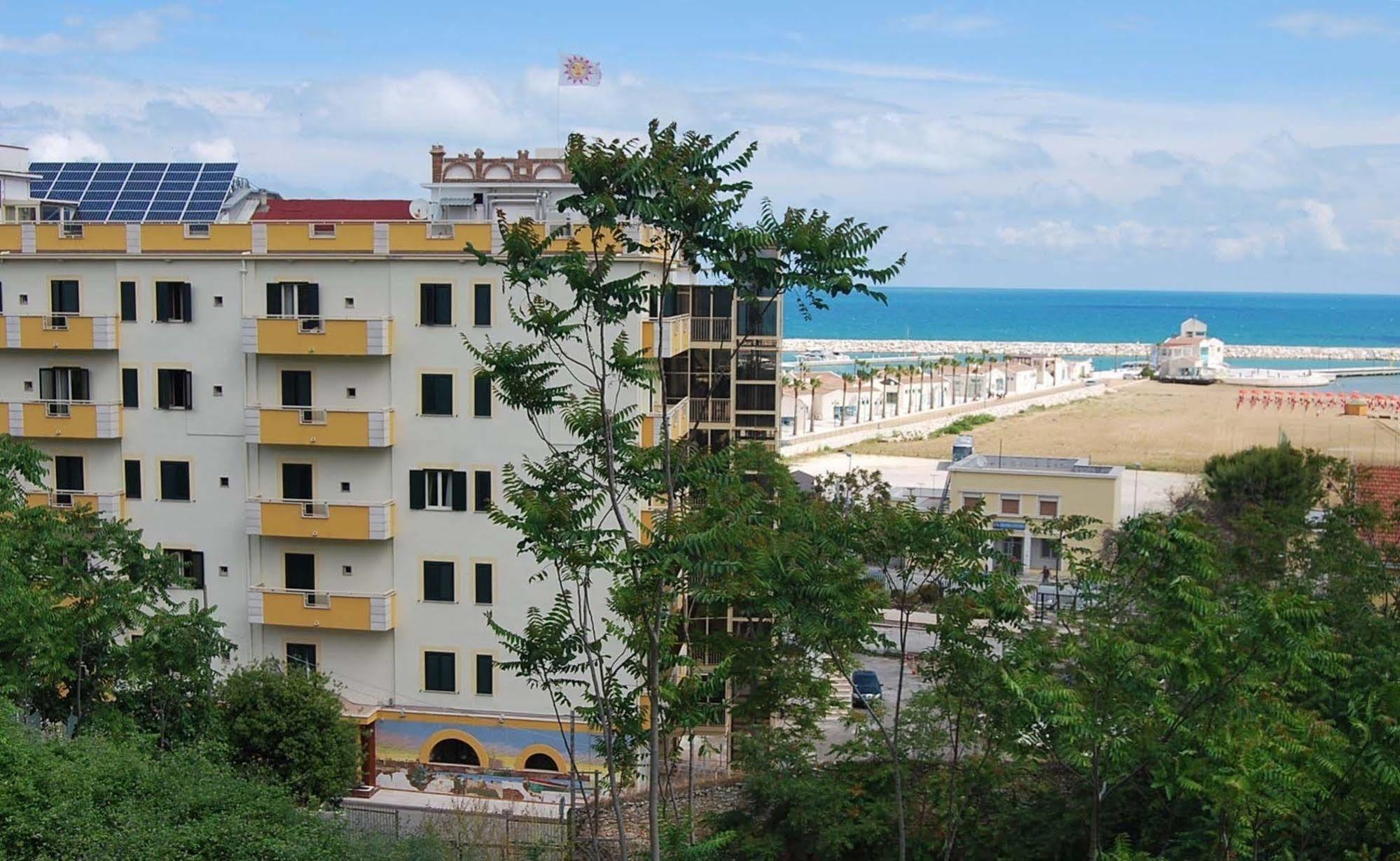 Hotel Solaria Rodi Garganico Bagian luar foto