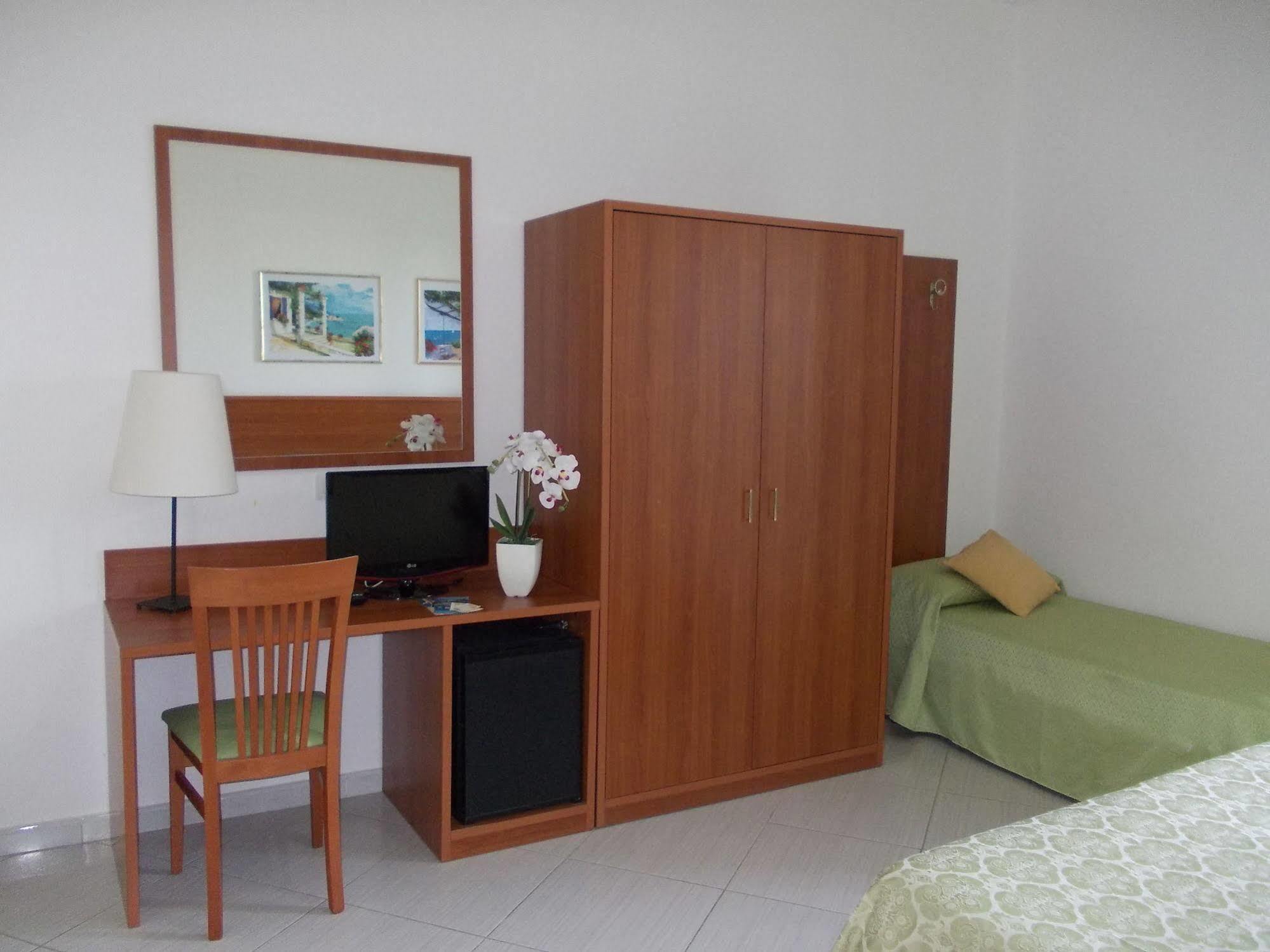 Hotel Solaria Rodi Garganico Bagian luar foto
