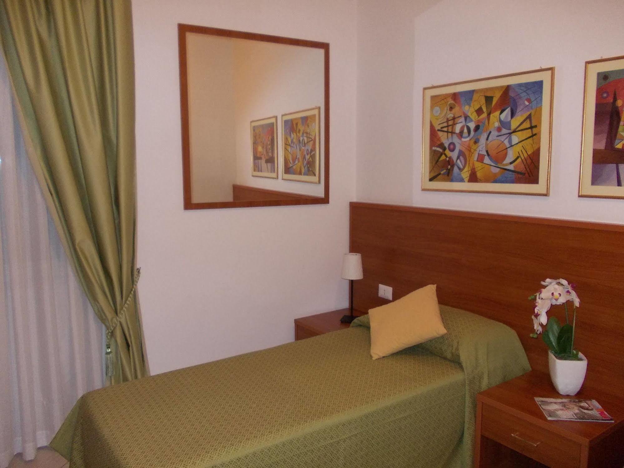 Hotel Solaria Rodi Garganico Bagian luar foto