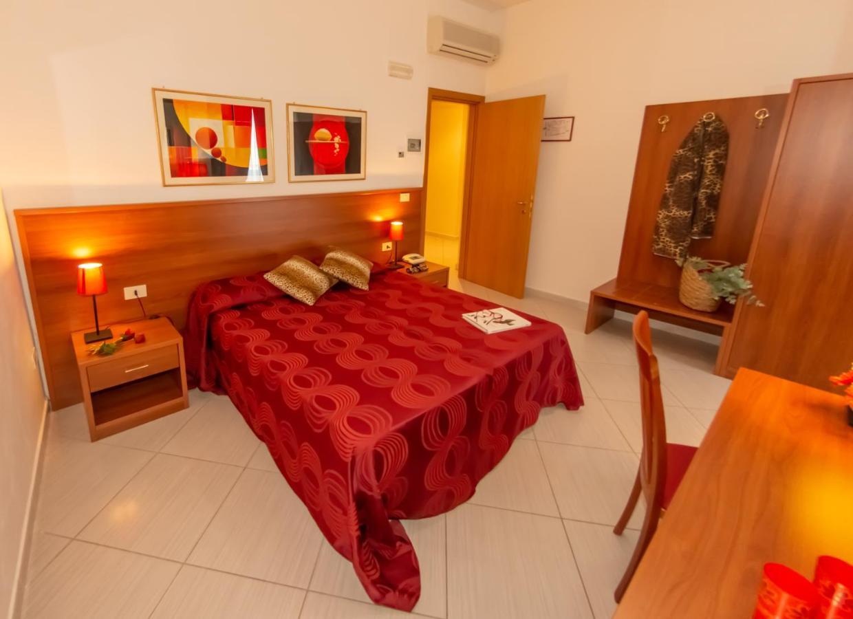Hotel Solaria Rodi Garganico Bagian luar foto