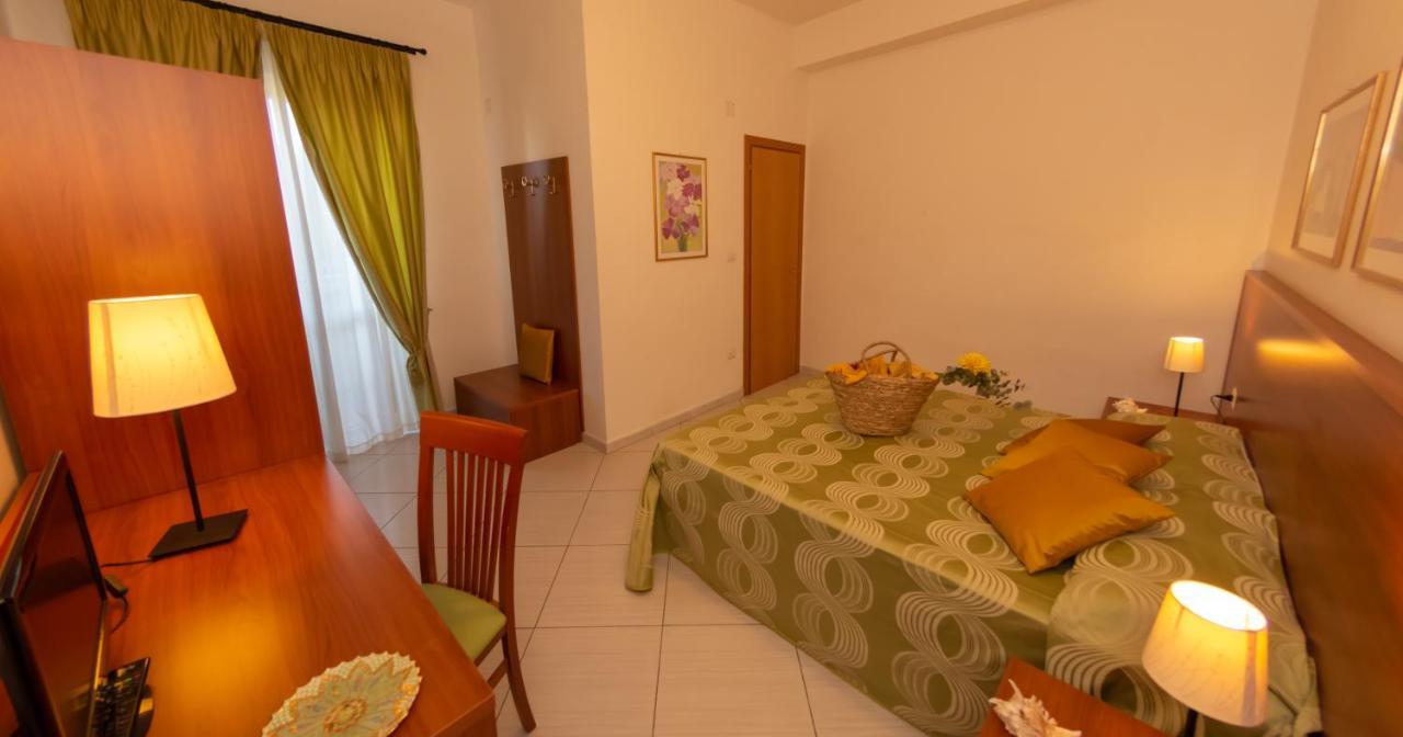 Hotel Solaria Rodi Garganico Bagian luar foto