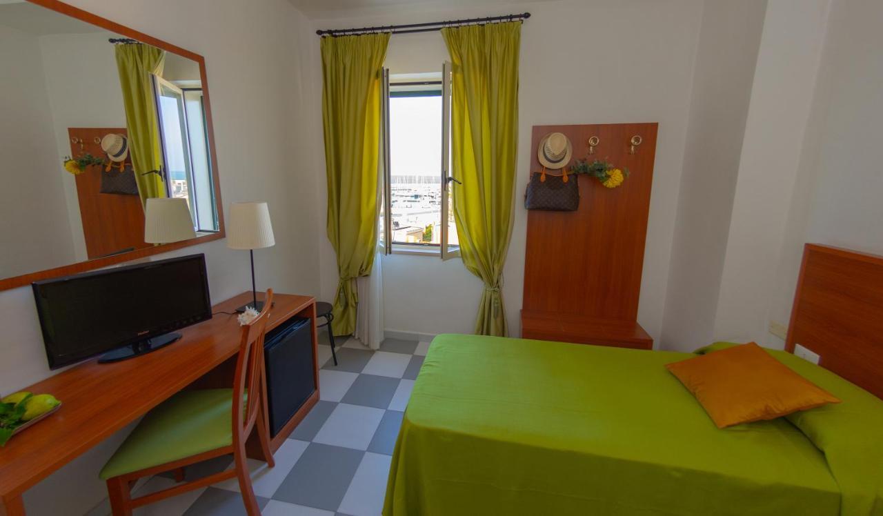 Hotel Solaria Rodi Garganico Bagian luar foto