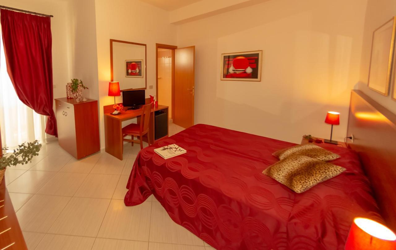 Hotel Solaria Rodi Garganico Bagian luar foto