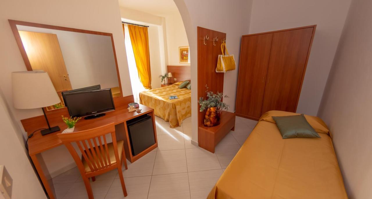 Hotel Solaria Rodi Garganico Bagian luar foto