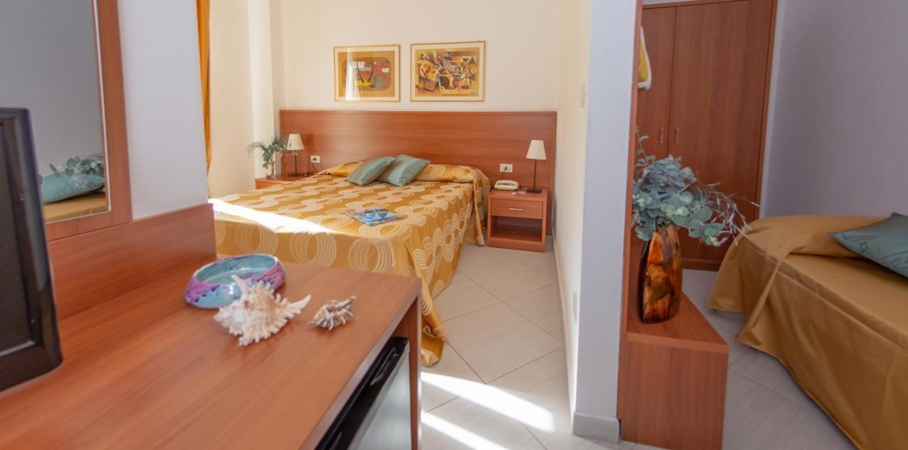 Hotel Solaria Rodi Garganico Bagian luar foto