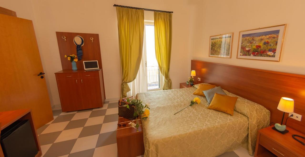 Hotel Solaria Rodi Garganico Bagian luar foto