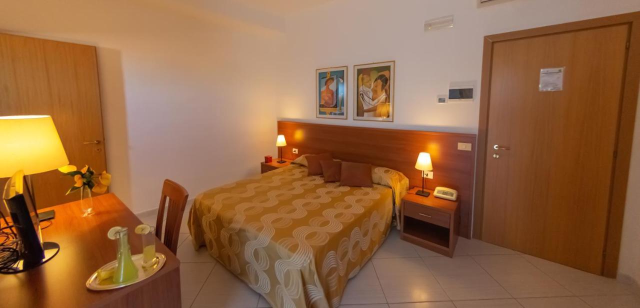Hotel Solaria Rodi Garganico Bagian luar foto