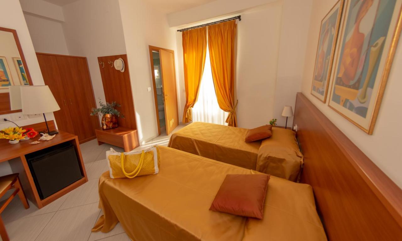 Hotel Solaria Rodi Garganico Bagian luar foto