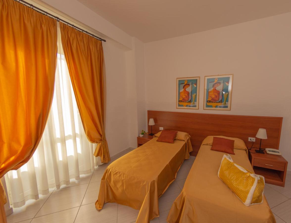 Hotel Solaria Rodi Garganico Bagian luar foto