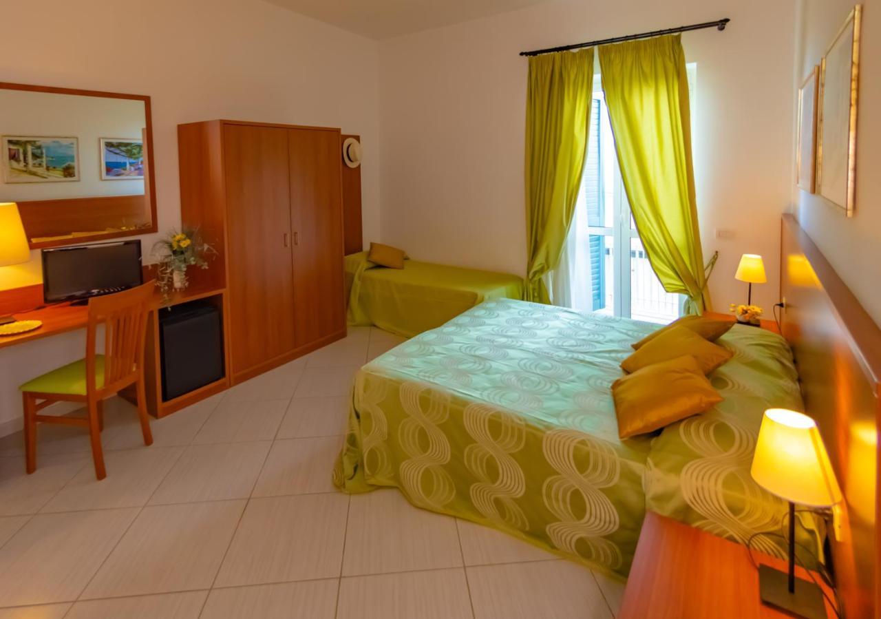 Hotel Solaria Rodi Garganico Bagian luar foto