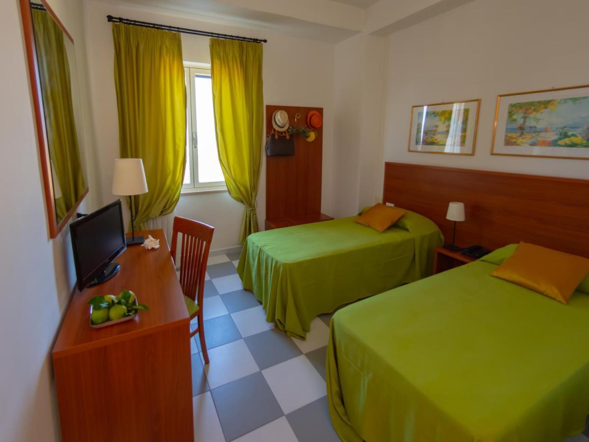 Hotel Solaria Rodi Garganico Bagian luar foto